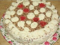 Украшение торта шоколадом, розочками и мармеладками